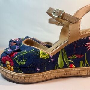 Clarks Tan and Blue Floral Wedges size 6.5